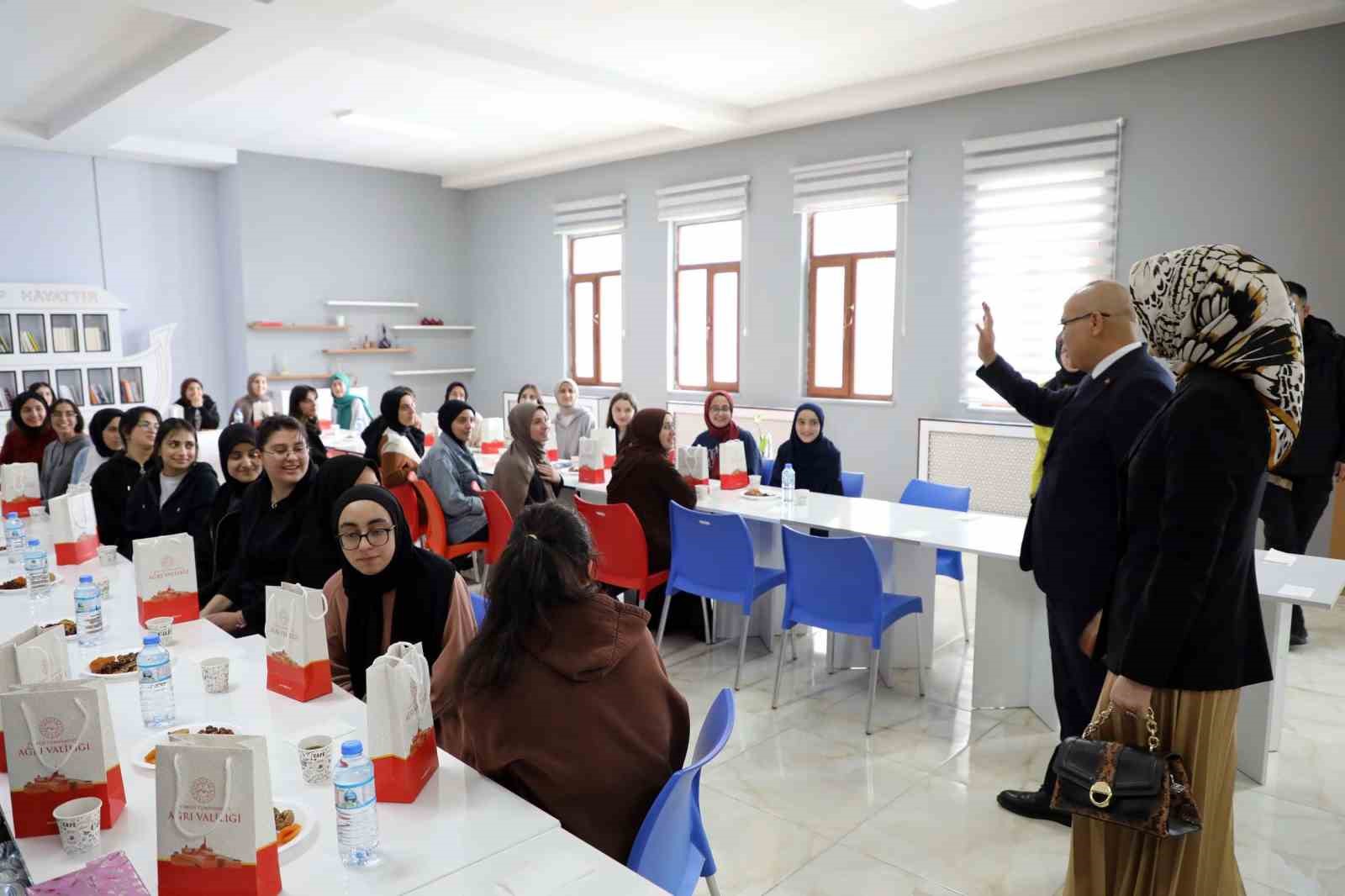 Ağrı Valisi Ko&ccedil;, &uuml;niversite sınavına hazırlanan &ouml;ğrencilere destek oldu
