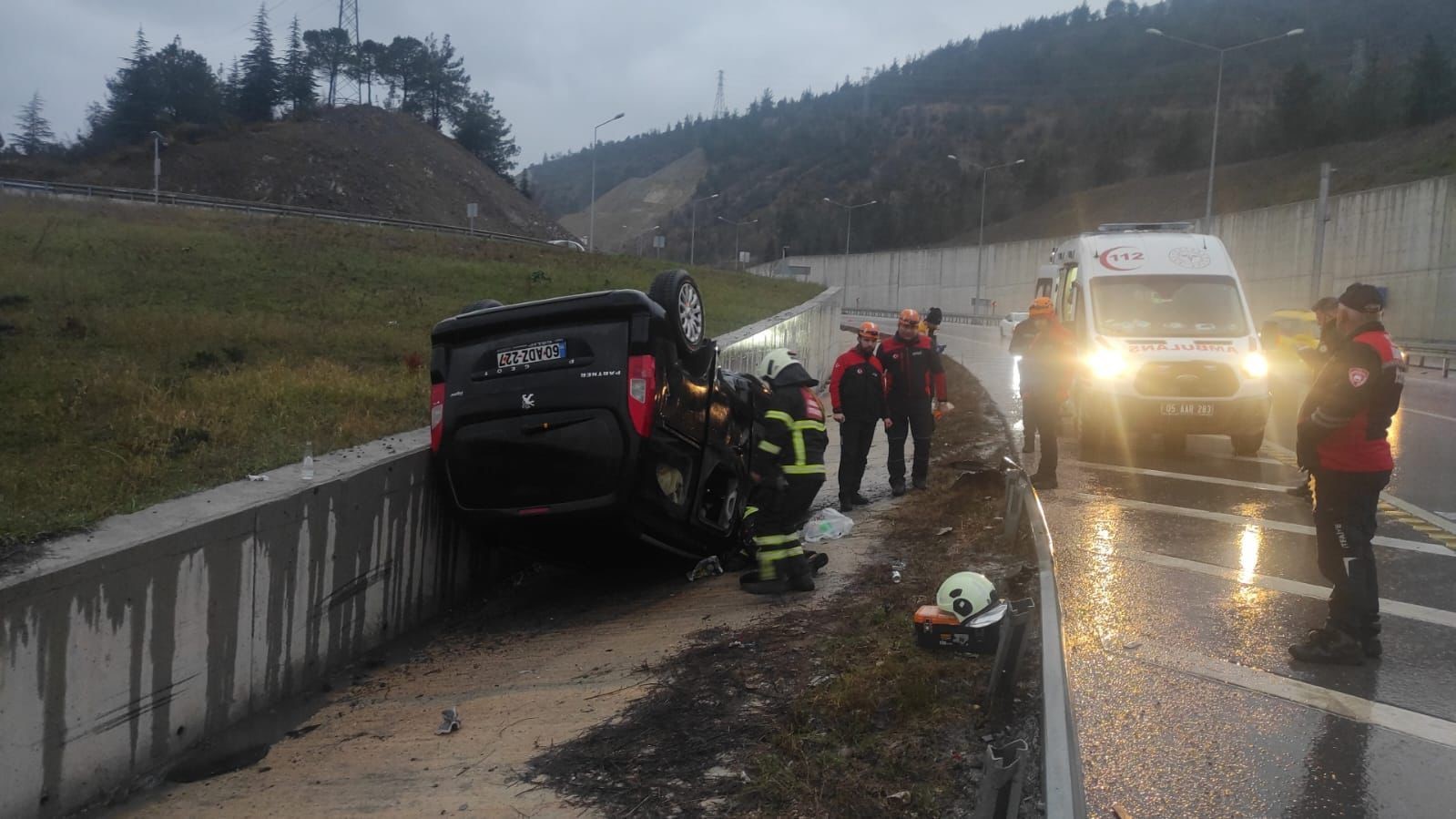 Hafif ticari ara&ccedil; takla attı: 4 yaralı
