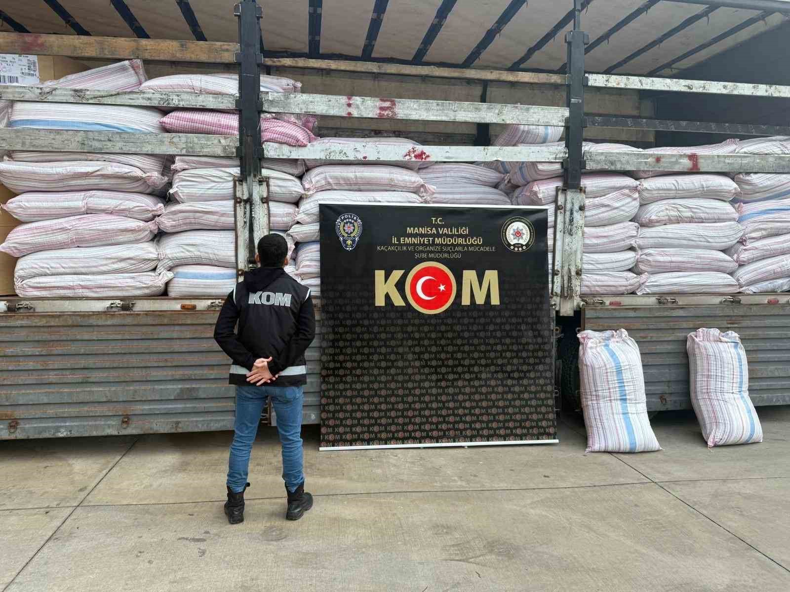 Manisa&rsquo;da bir tır dolusu t&uuml;t&uuml;n ve g&uuml;mr&uuml;k ka&ccedil;ağı sigara ele ge&ccedil;irildi
