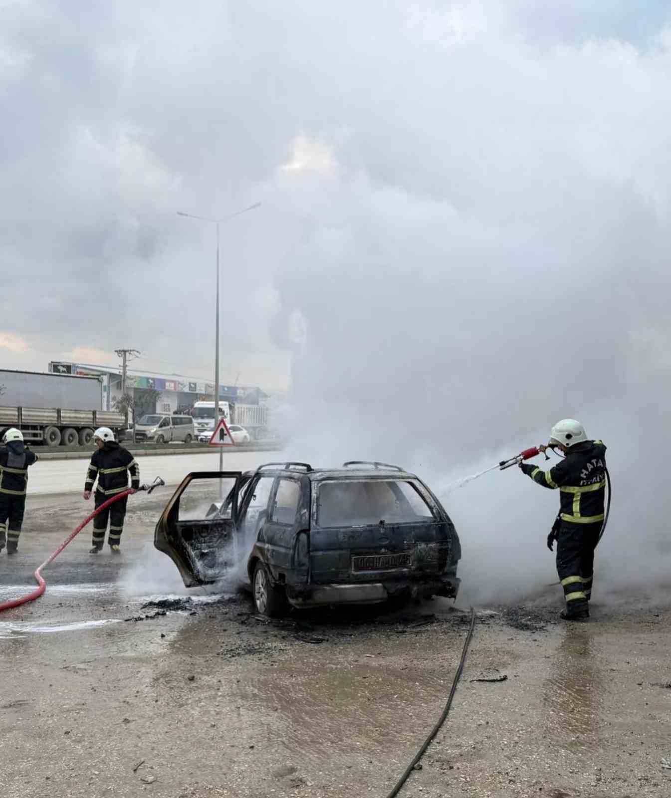 Hatay’da alev alan otomobil yanarak kullanılamaz hale geldi