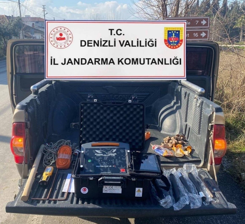 Denizli’de 4 defineci jandarma tarafından suçüstü yakalandı