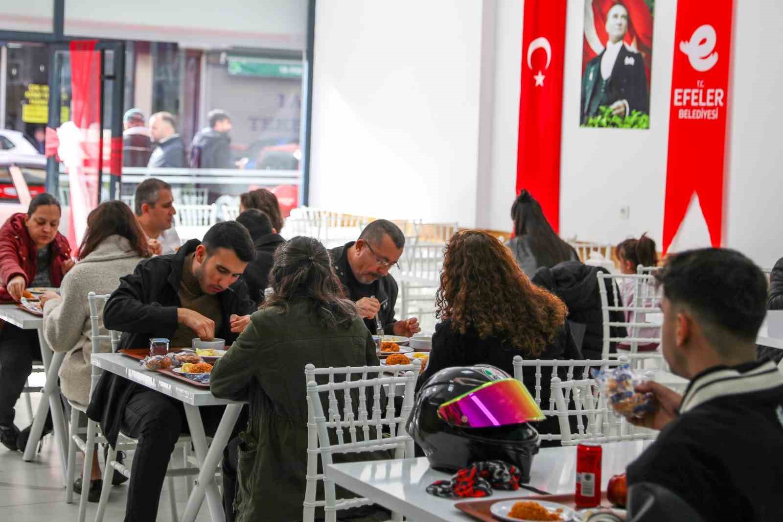 Efeler’deki Kent Lokantası’na vatandaşlardan yoğun ilgi