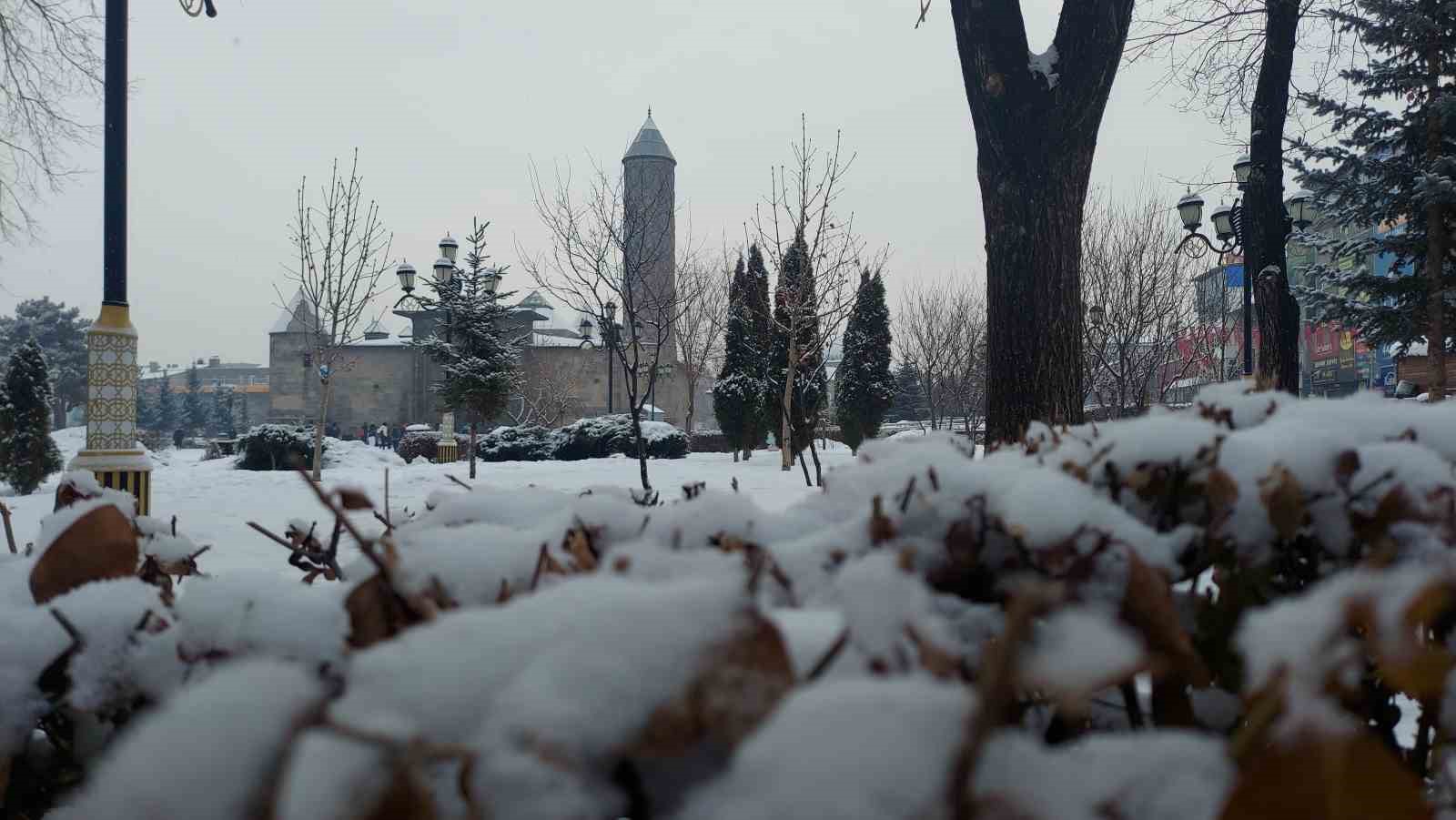 Erzurum&rsquo;da kar yağışı etkili oldu
