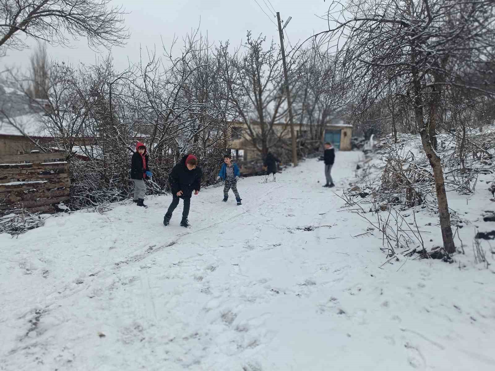 Tokat’ta yarıyıl tatili karla renklendi
