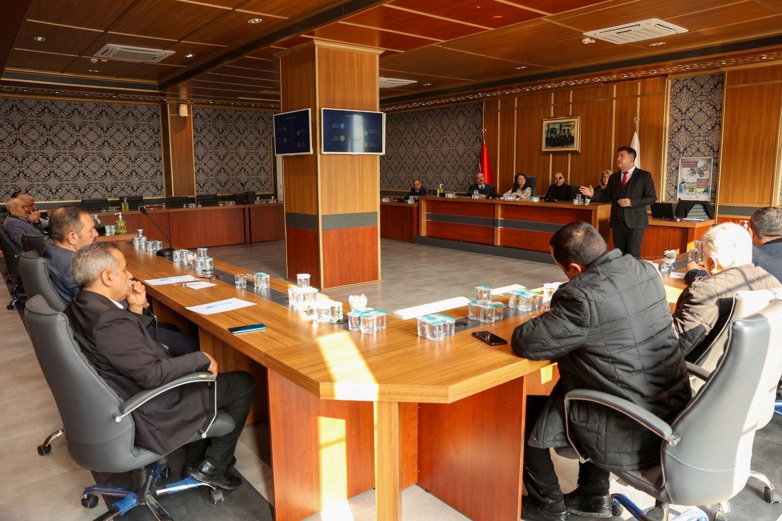 Demiryolu g&uuml;zergahındaki mahallelerin muhtarlarına g&uuml;venlik semineri
