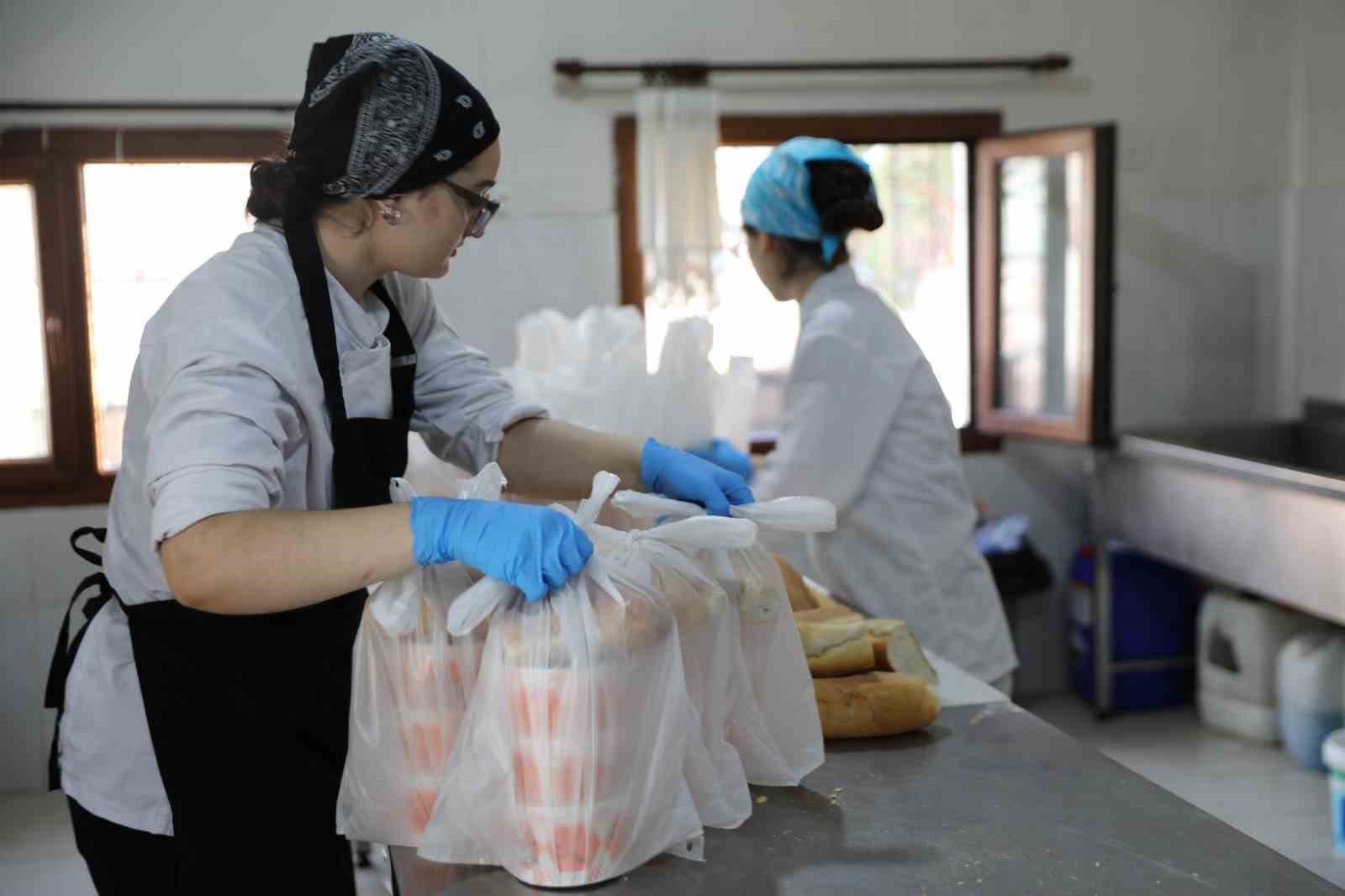 Seferihisar’da her gün 250 haneye sıcak yemek