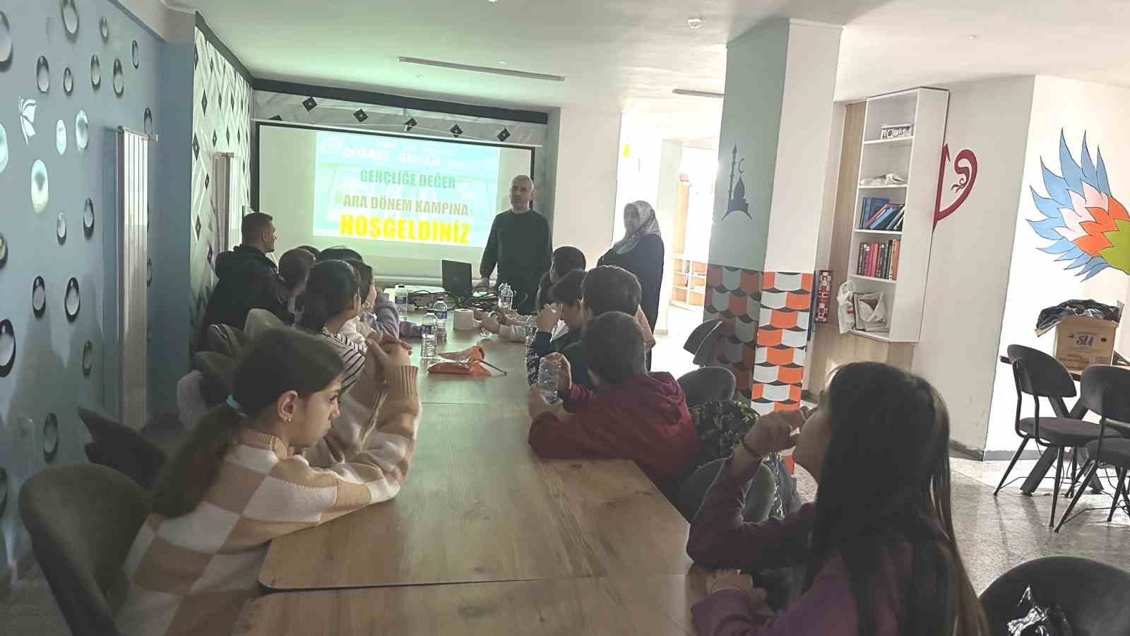 Simav&rsquo;da ortaokul &ouml;ğrencilerine y&ouml;nelik &ldquo;Gen&ccedil;liğe Değer Ara D&ouml;nem Kampı&rdquo; başladı
