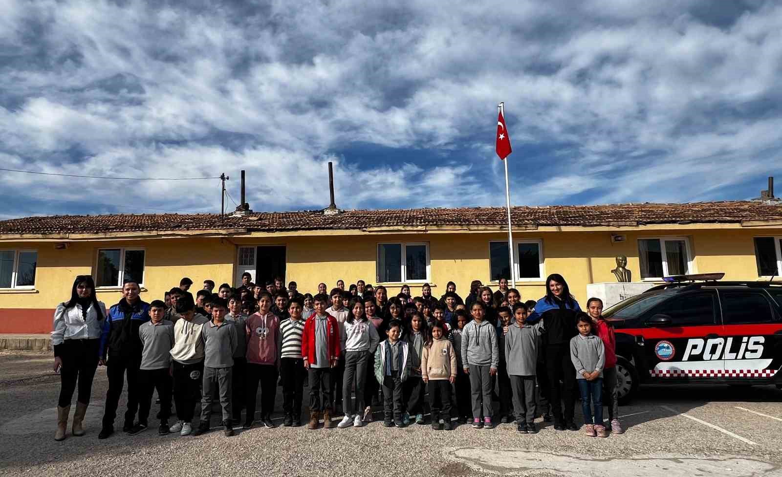 Silifke’de öğrenciler toplumsal ve dijital güvenlik konusunda bilgilendirildi
