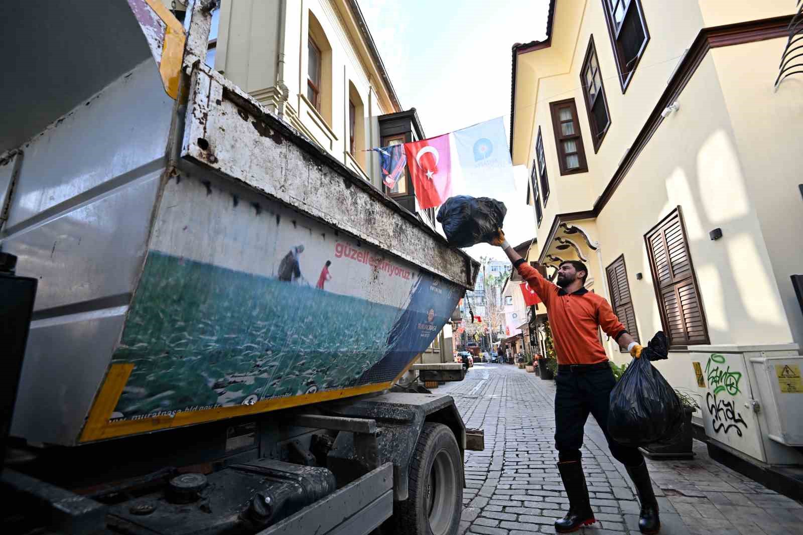 Kaleiçi’nde çöpte dedektiflik dönemi