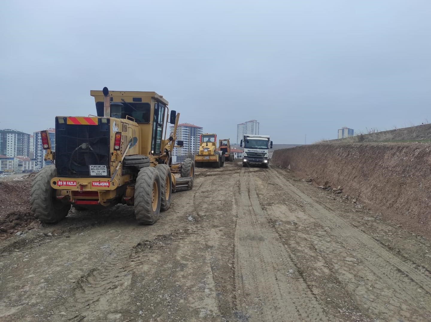 Pursaklar’a yeni yollar yapılıyor
