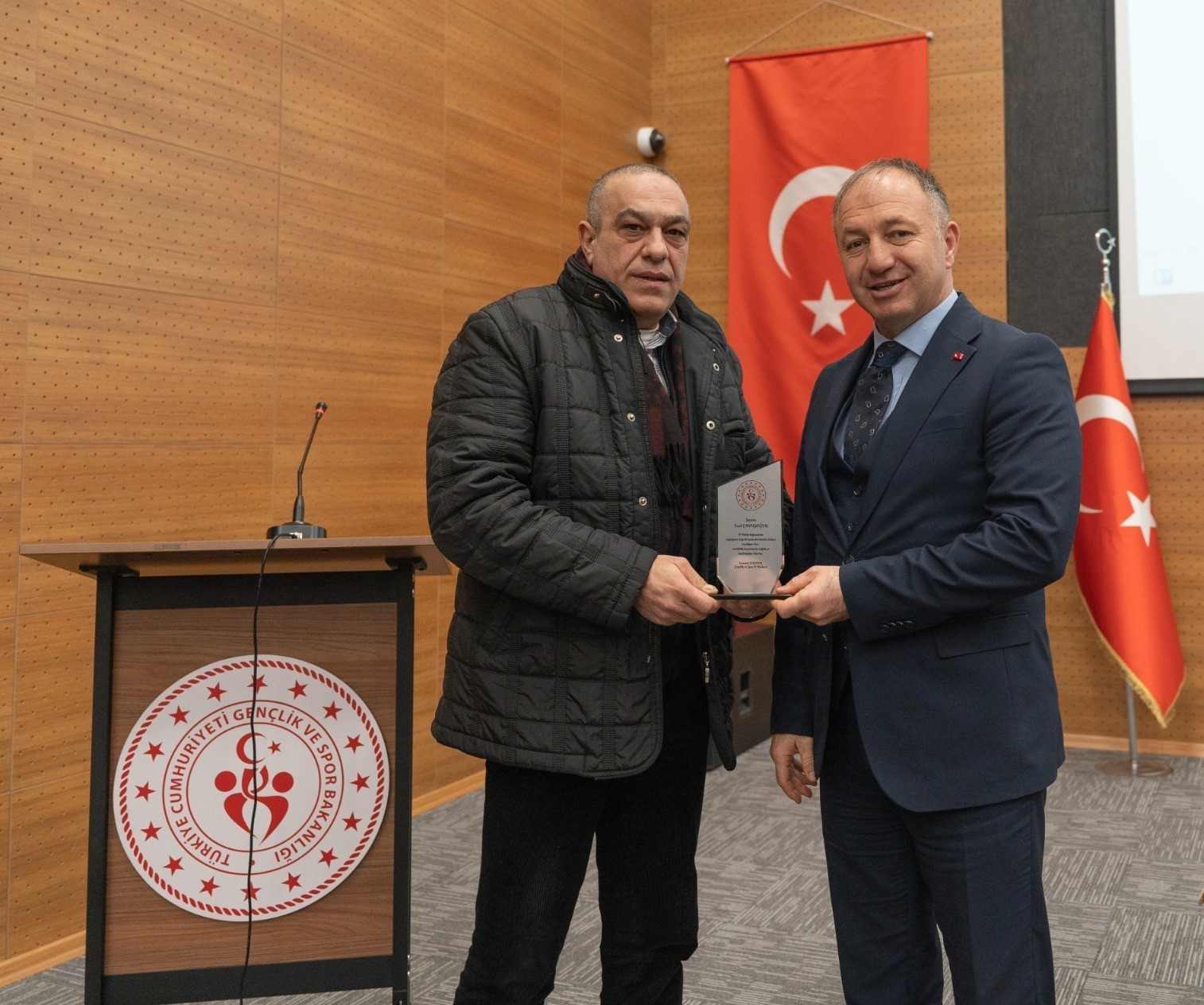 Emektar personeller plaketle uğurlandı
