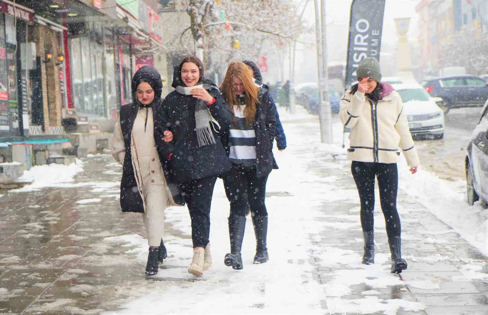 Muş’ta kar yağışı: 15 köy yolu ulaşıma kapandı
