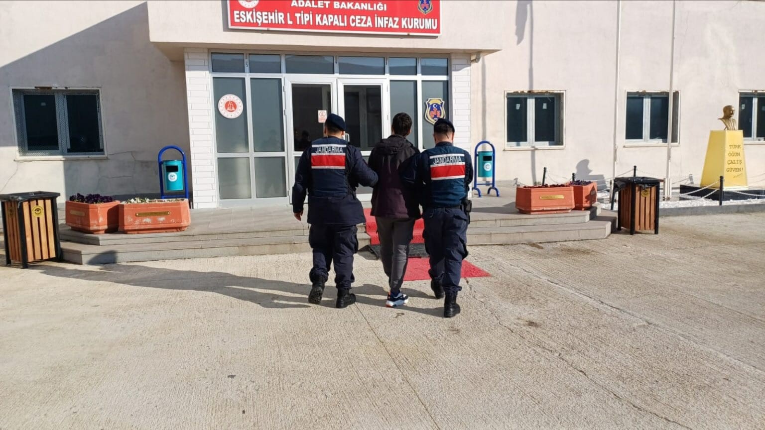 Sosyal medyada uyuşturucu ticareti yapan şüpheli jandarmadan kaçamadı