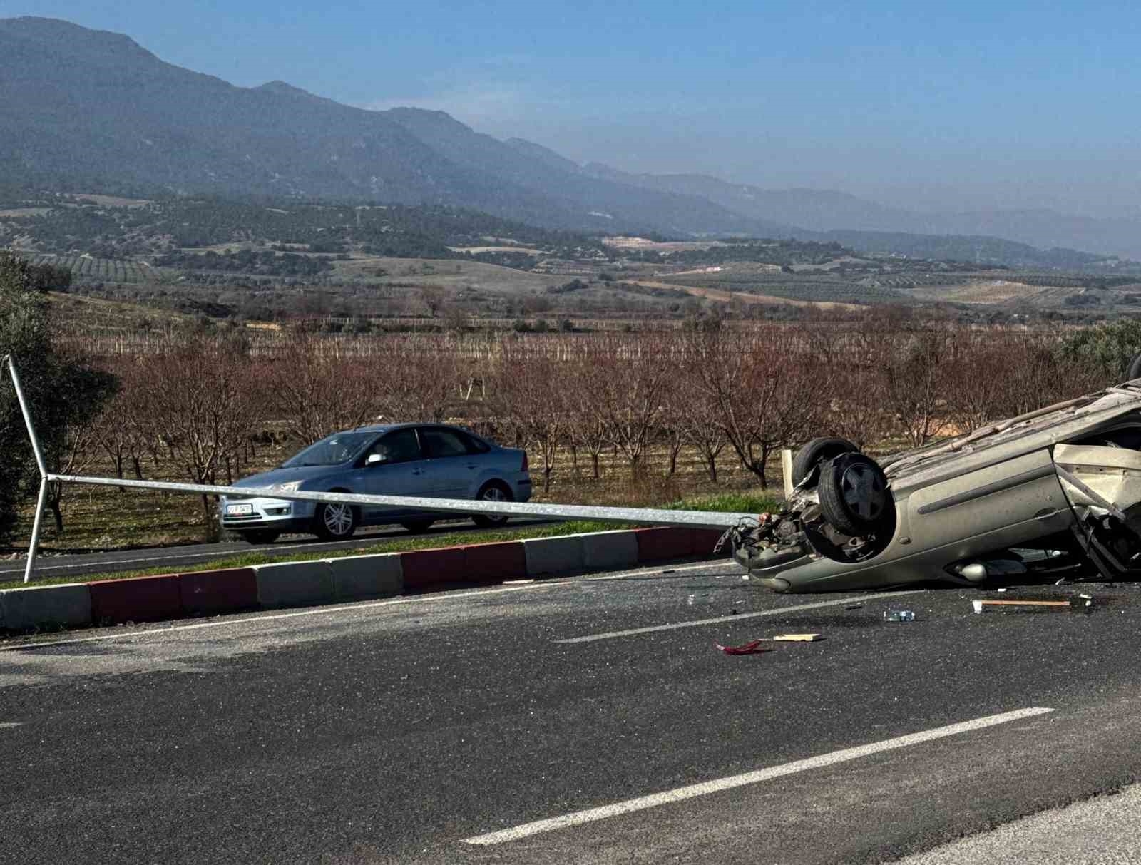 Aydınlatma direğine çarpıp takla atan otomobil hurdaya döndü; 2 yaralı