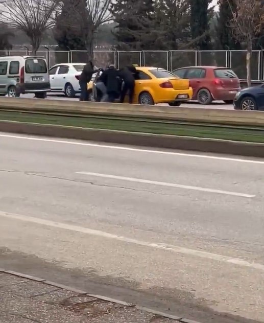 Gaziantep’te trafikte dehşet: Taksiciye aracında meydan dayağı