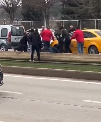 Gaziantep’te trafikte dehşet: Taksiciye aracında meydan dayağı
