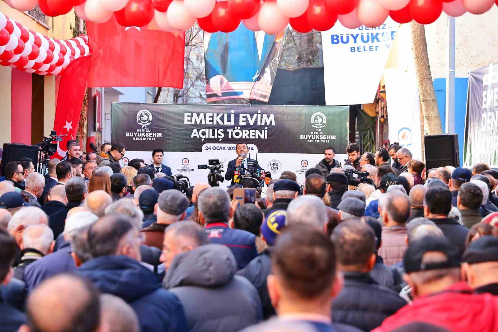 Denizli’de emekliye çay bedava oldu