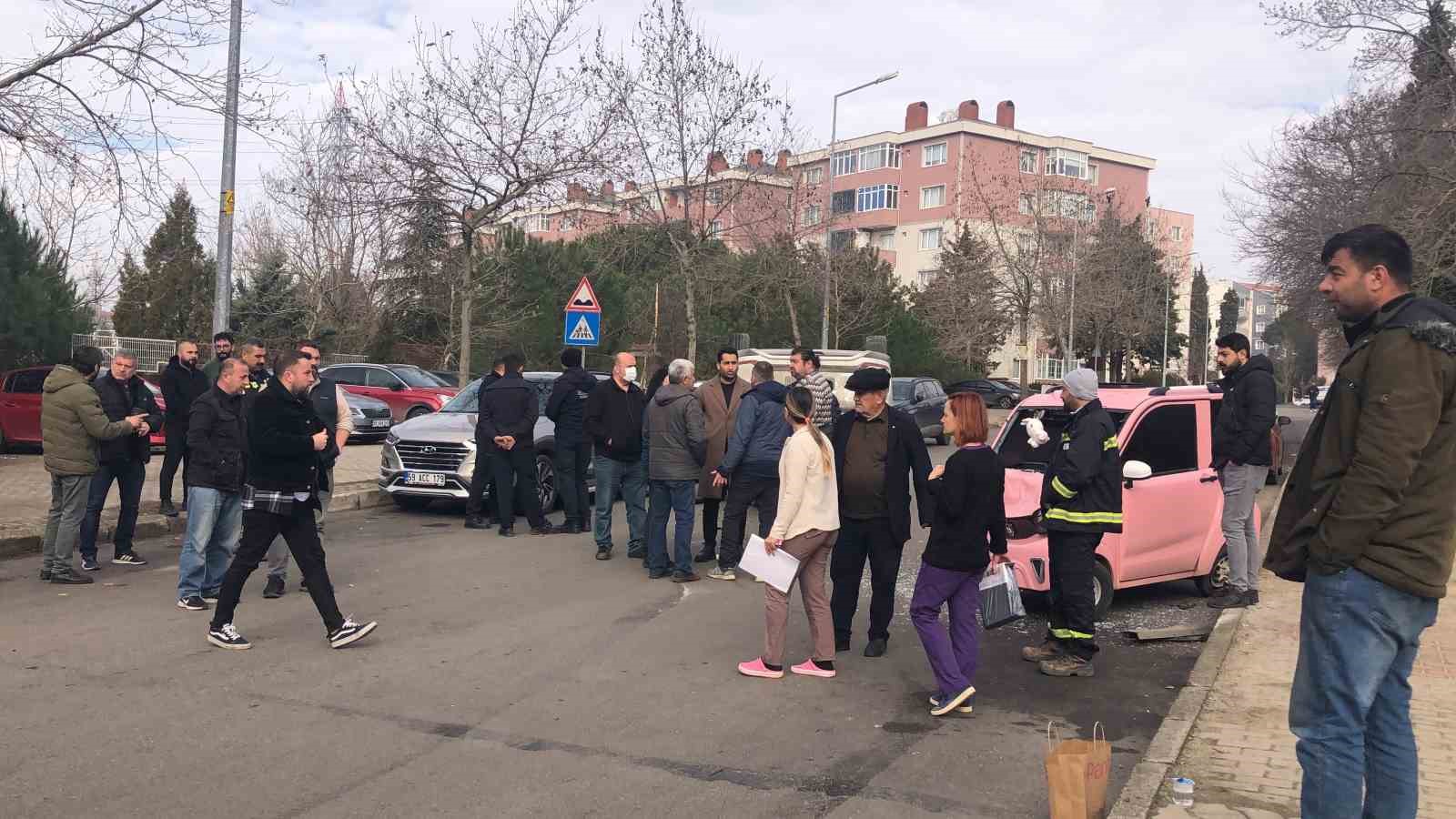 Elektrikli otomobilin takla attığı anlar kamerada: Emniyet kemeri sayesinde burnu bile kanamadı