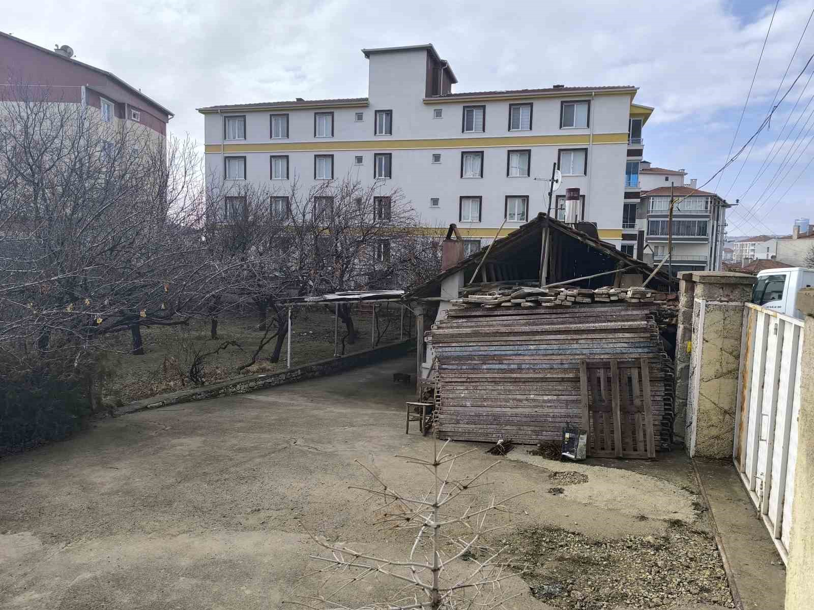 Gazeteci Uğur Mumcu&rsquo;nun doğduğu evin duvarlarına zarar verildi
