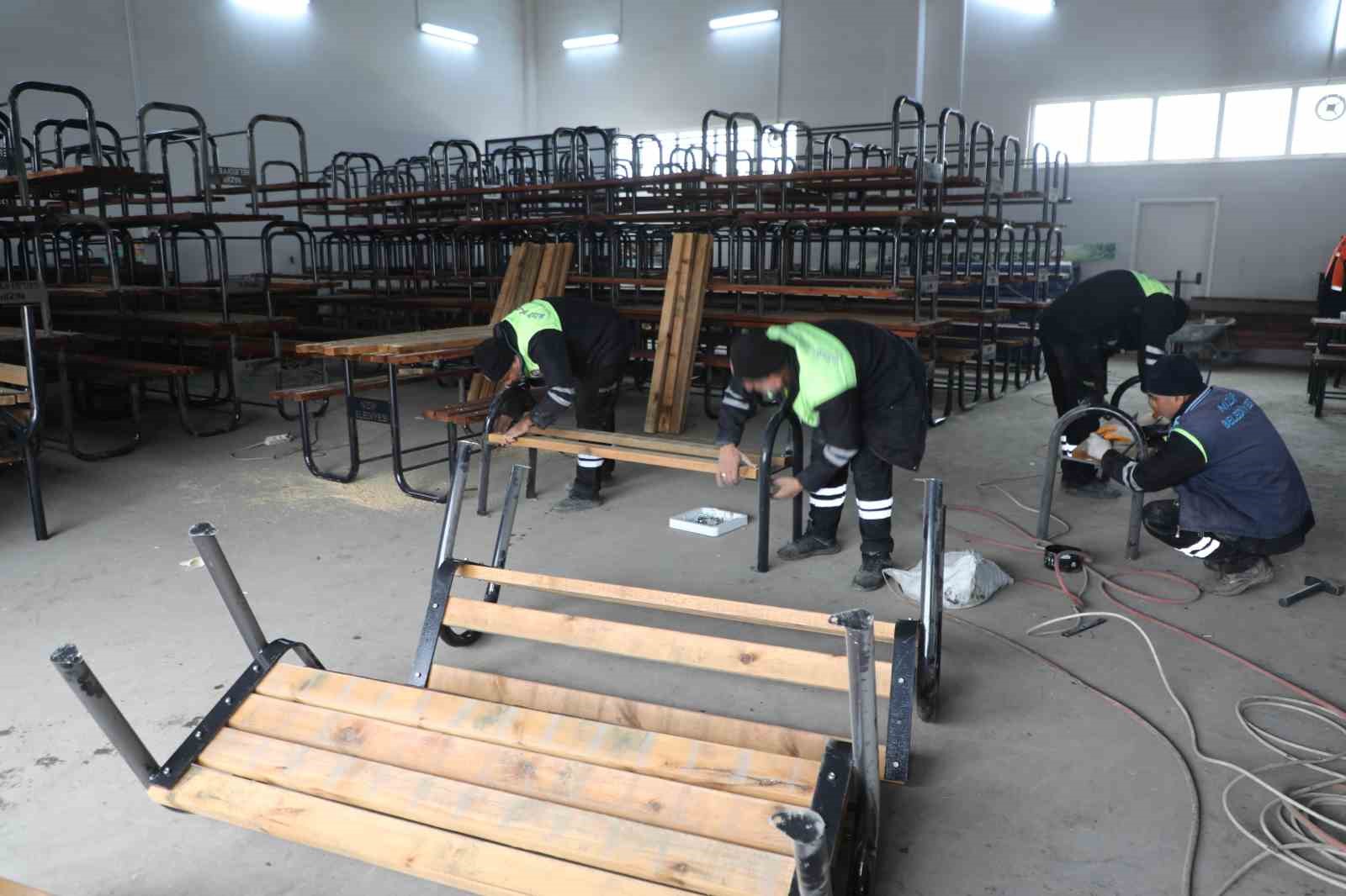 Nizip&rsquo;te parklarda eskiyen banklar ve oturma grupları yenileniyor
