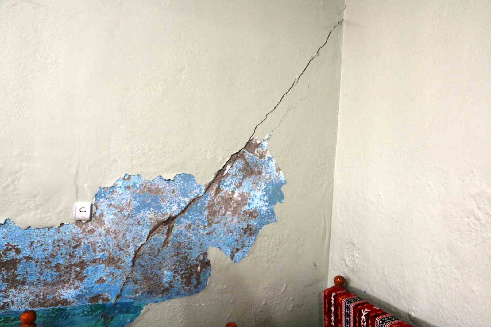 Diyarbakır&rsquo;da depremde ağır hasar g&ouml;ren caminin cemaati uygun yerde yenisini istiyor
