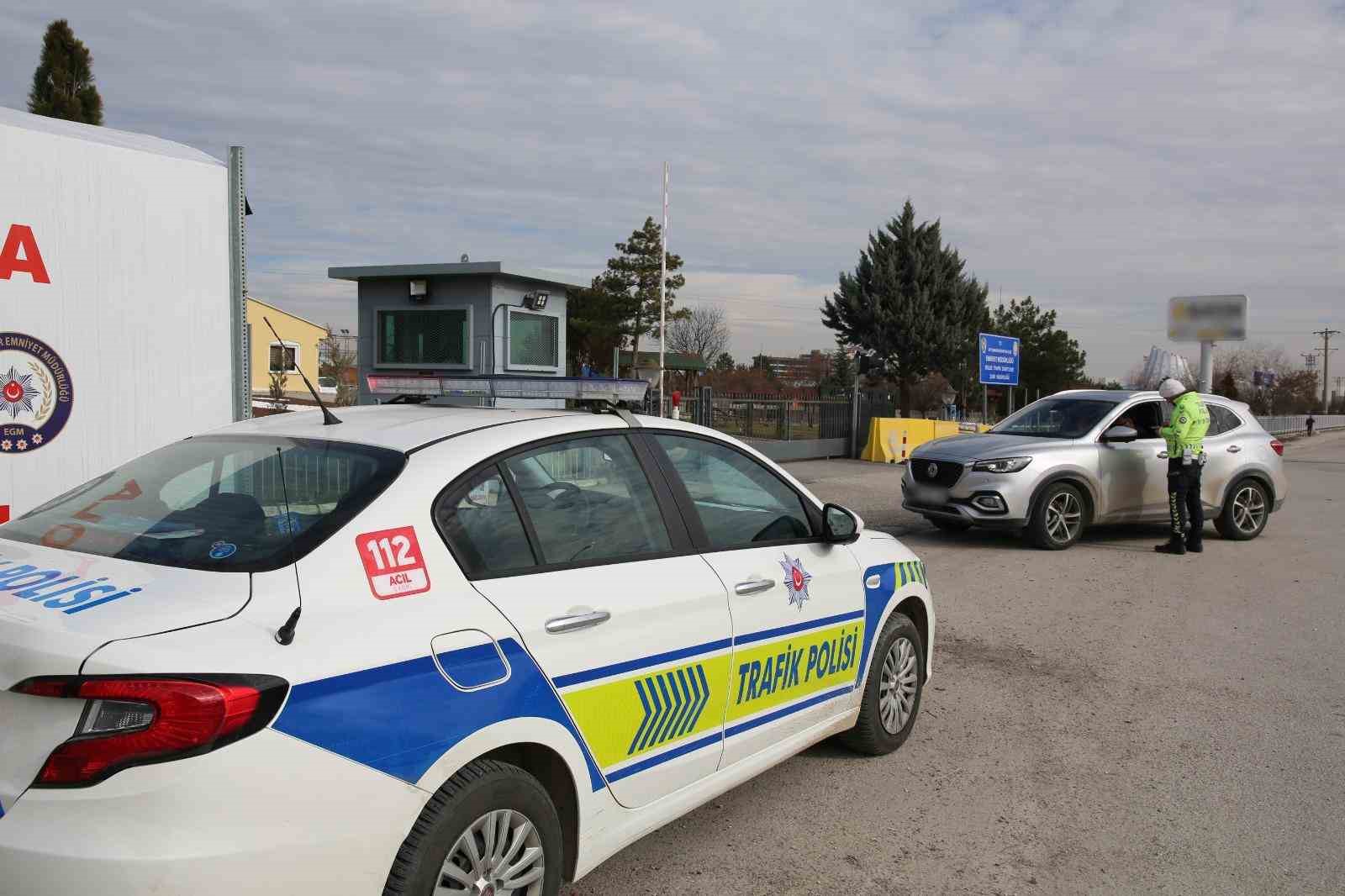 Polisten &lsquo;Yaşam T&uuml;neli&rsquo;nde uygulamalı eğitim
