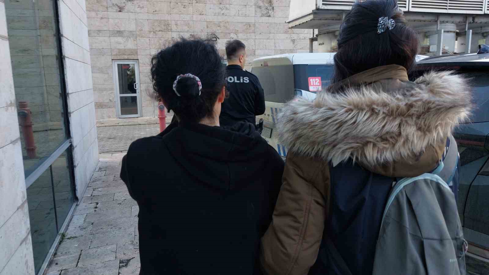 Gen&ccedil; kız ağlayarak cezaevine gitti
