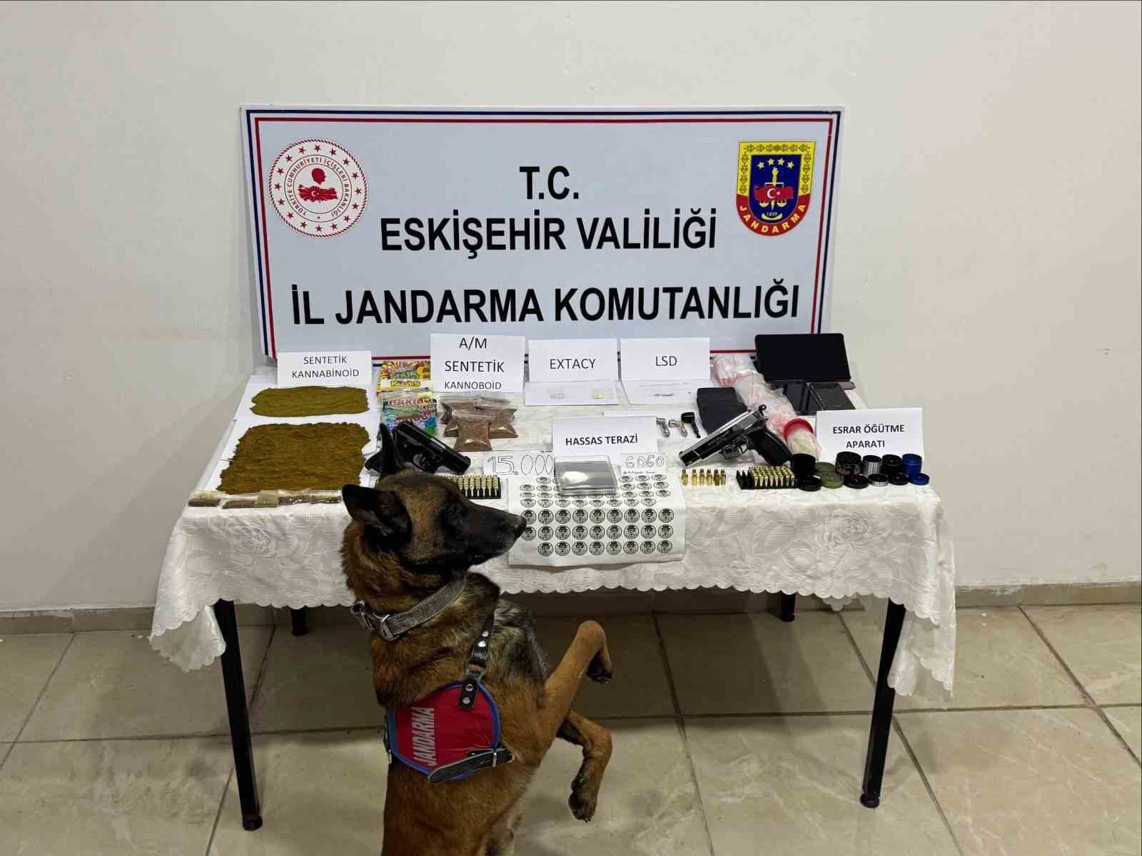 Sosyal medyada uyuşturucu ticareti yapan ş&uuml;pheli jandarmadan ka&ccedil;amadı
