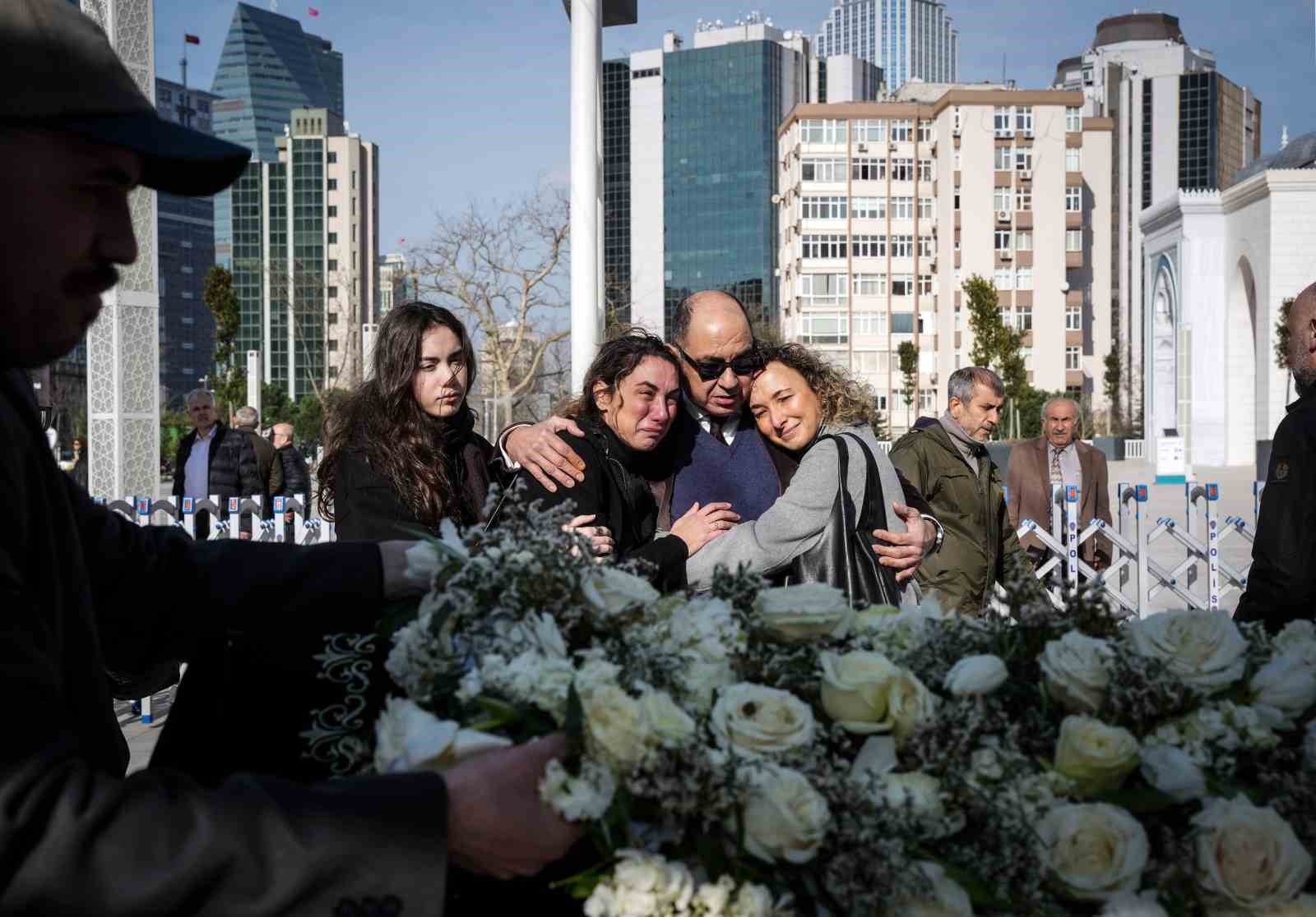 Yangın faciasında hayatını kaybeden Defne Arkadaş İnal ile kızları Dila ve Ela İnal’a ağlatan veda