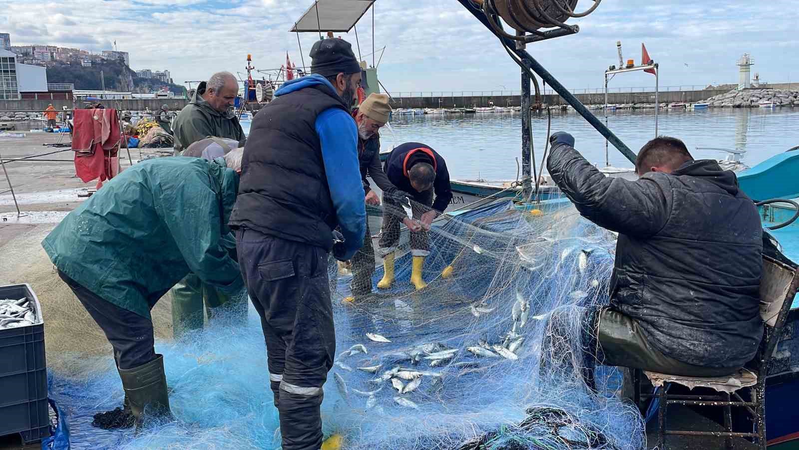 "Al da Gel" teknesiyle denize a&ccedil;ıldılar 2 ton l&uuml;feri alıp geldiler
