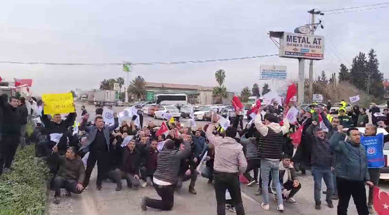 Hatay’da metal işçileri karayolunu trafiğe kapatarak eylemlerini sürdürdü
