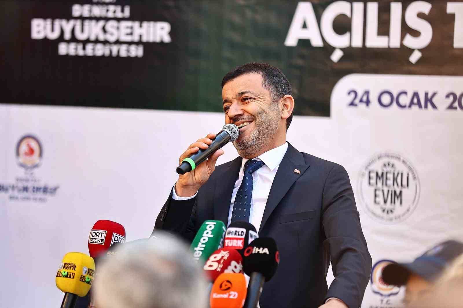 Denizli’de emekliye çay bedava oldu