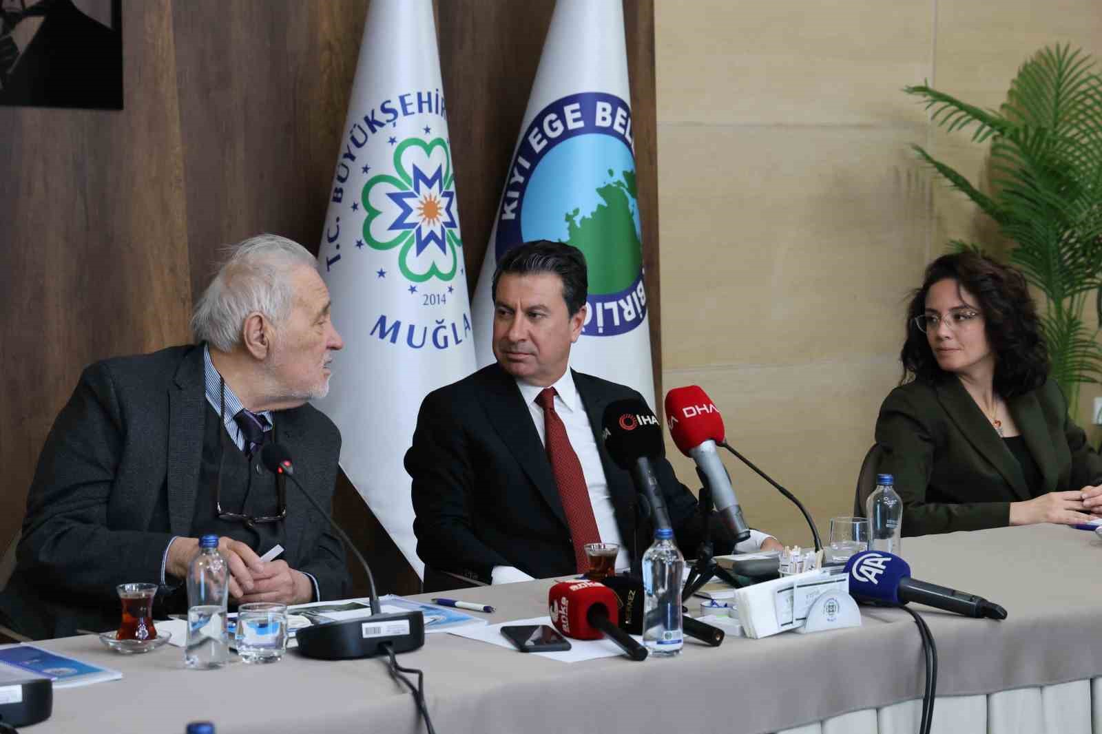 Tarih&ccedil;i İlbey Ortaylı k&uuml;t&uuml;phanesini Muğla&rsquo;ya bağışladı
