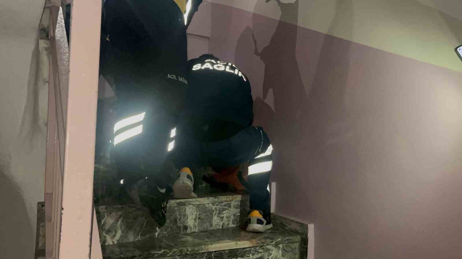 5&rsquo;inci kattaki merdivenlerden d&uuml;şerek yaralanan kadın hastaneye kaldırıldı
