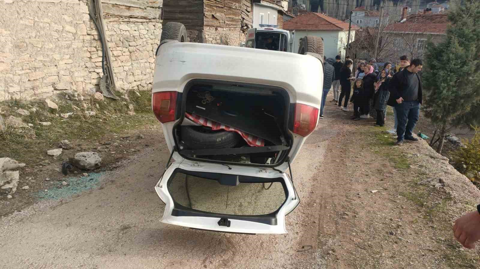 K&uuml;tahya&rsquo;da otomobil takla attı: 2 yaralı
