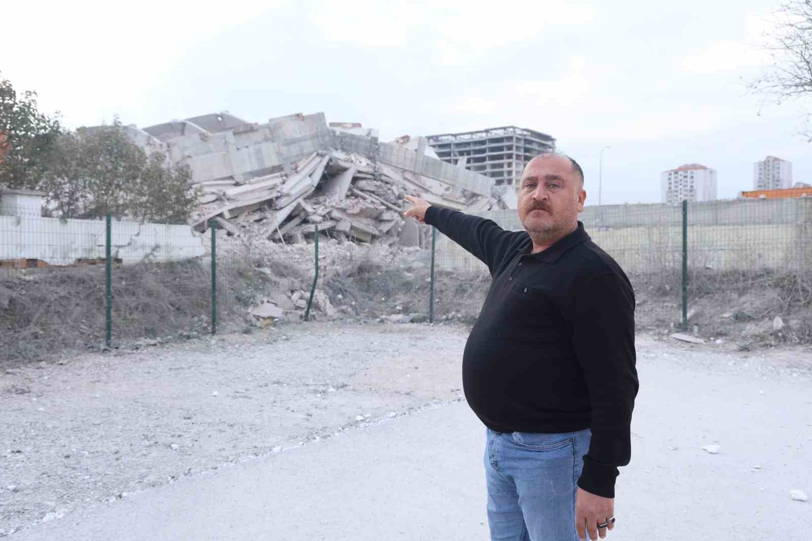 Deprem etkisi yaşatan 14 katlı binanın yerle bir olduğu anlar havadan görüntülendi