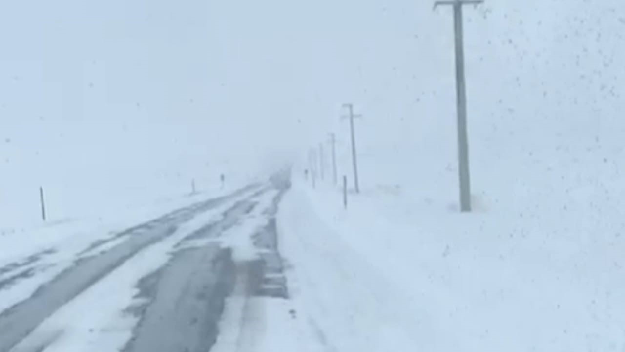 Adilcevaz&rsquo;da karla m&uuml;cadele &ccedil;alışması devam ediyor
