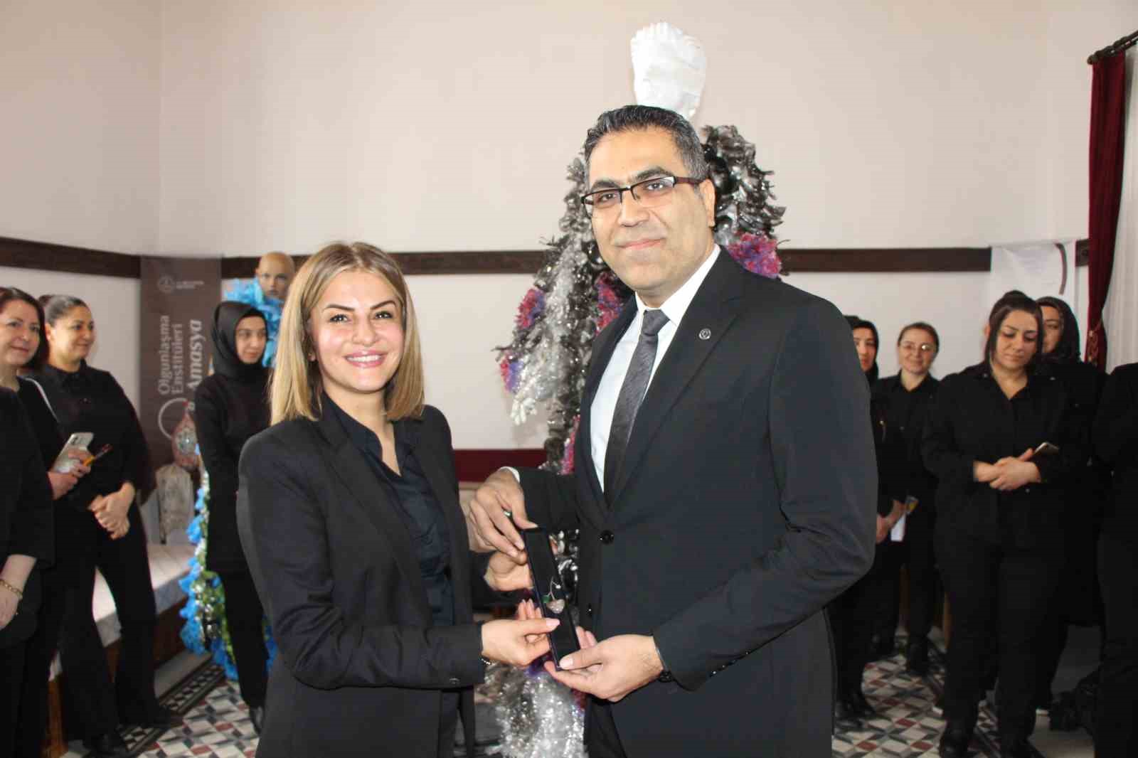 Atık plastik şişe ve galoşlardan kost&uuml;m tasarlayıp &ccedil;evre sorunlarıyla savaşlara dikkat &ccedil;ektiler
