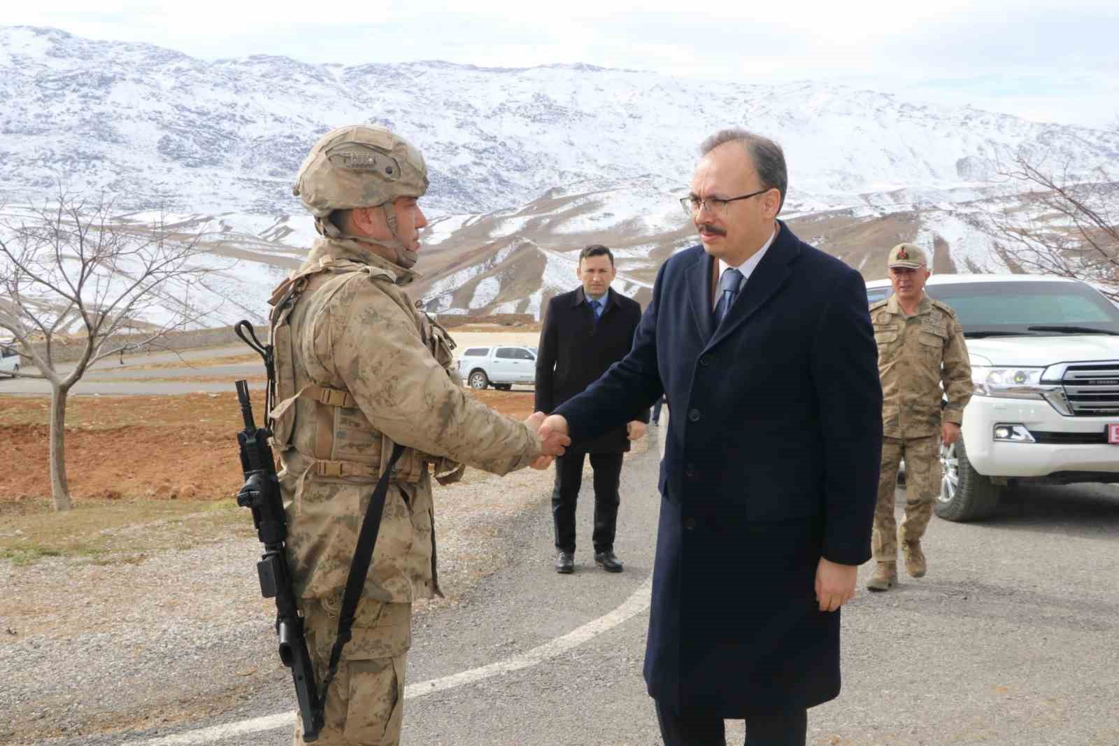 Siirt Valisi Kızılkaya, İğneli Jandarma Karakol Komutanlığında incelemelerde bulundu