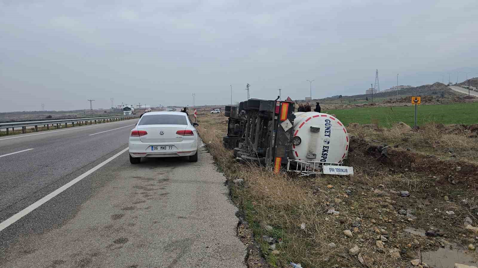 Gaziantep’te kontrolden çıkan tanker yan yattı