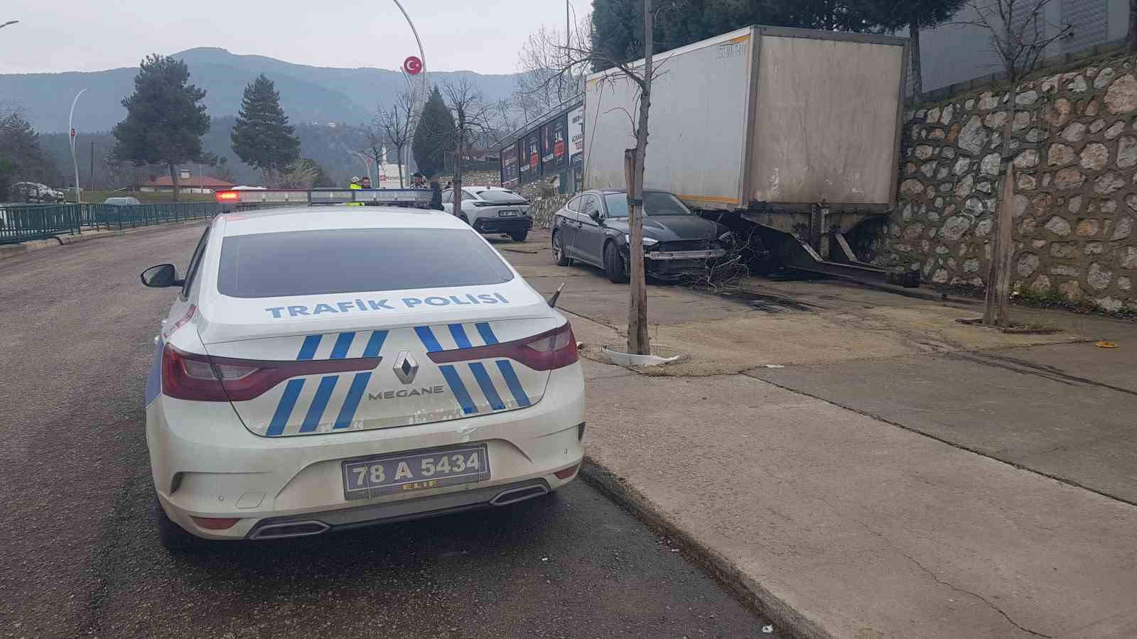 Kamyondan ayrılan dorse park halindeki otomobillere çarptı
