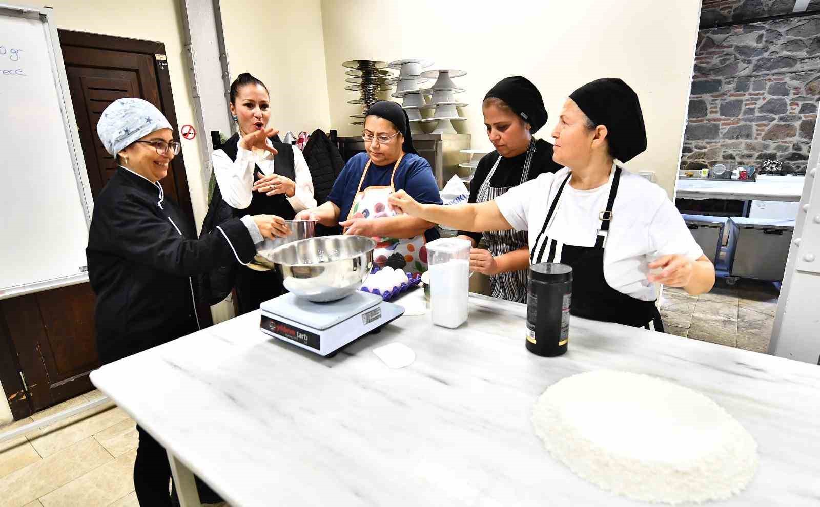 Kursiyerler, işaret diliyle pasta yapıyor