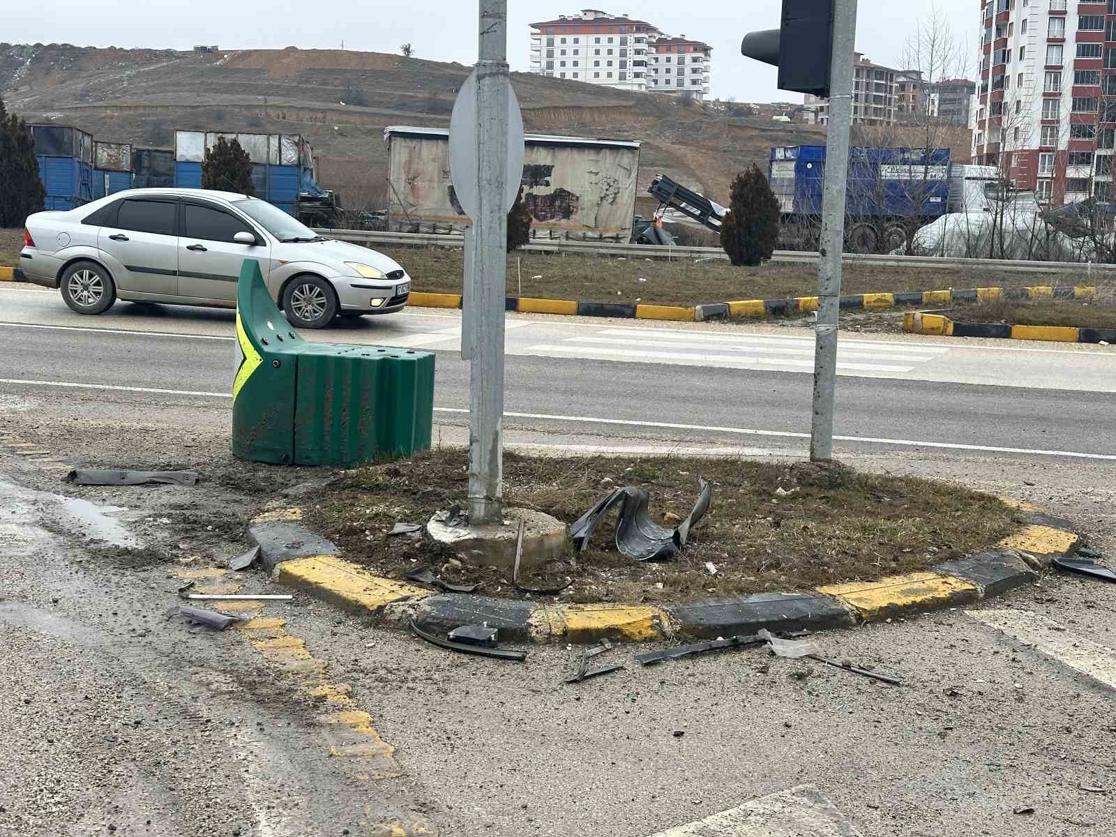 Sinyalizasyon direğine çarpan otomobildeki 2 kişi yaralandı
