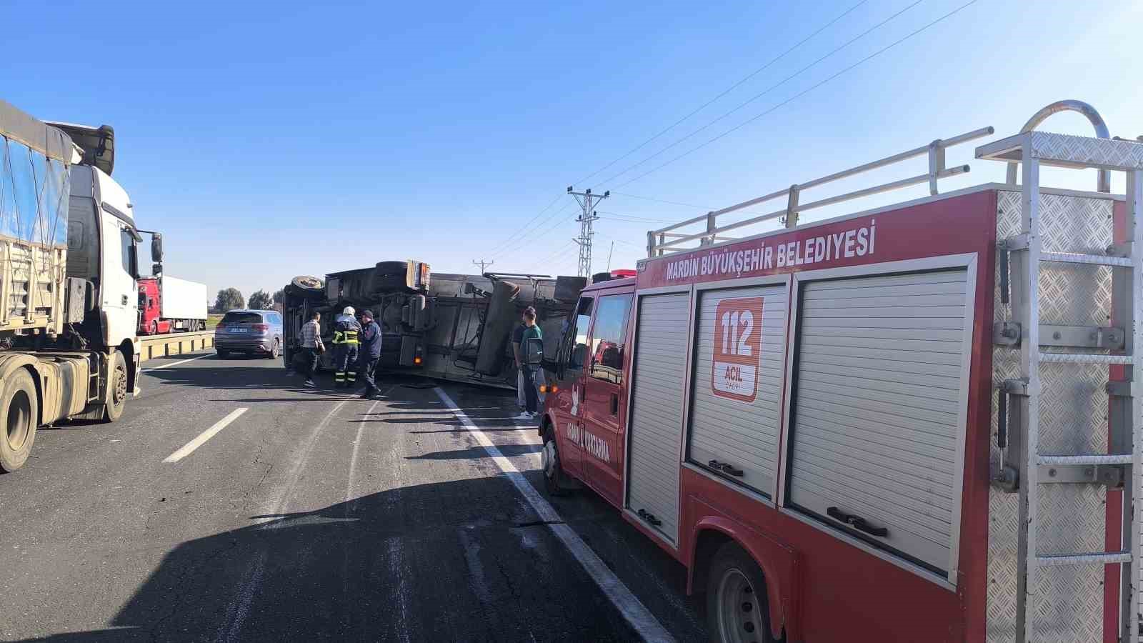 Mardin’de kontrolden çıkan peynir yüklü tır devrildi