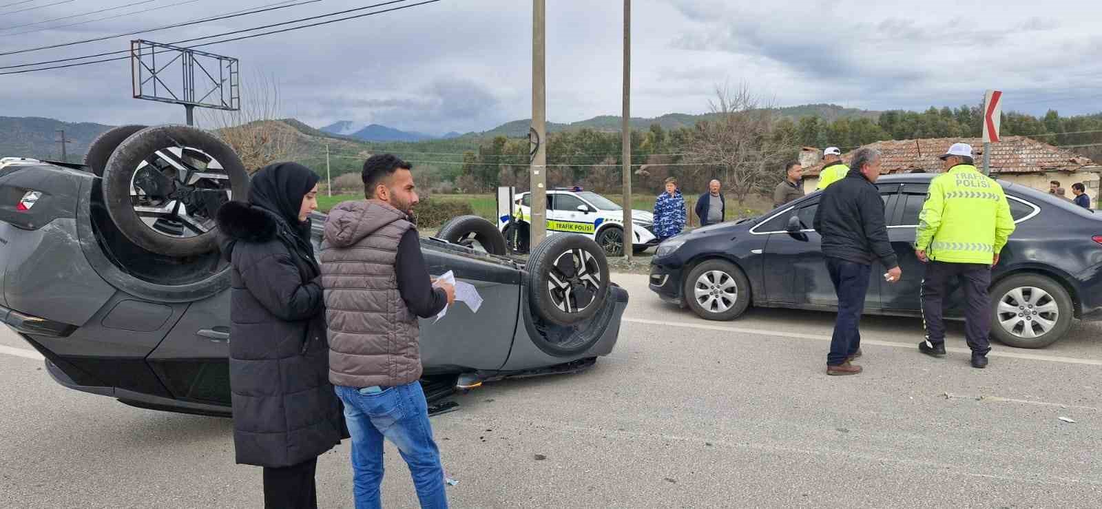 Seydikemer’deki kazada iki araç takla attı