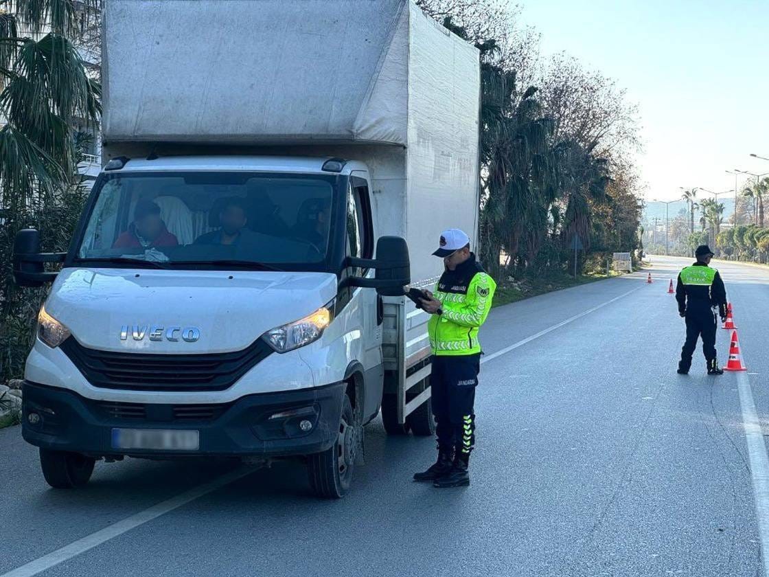 Mersin’de kural ihlali yapan sürücülere ceza yağdı