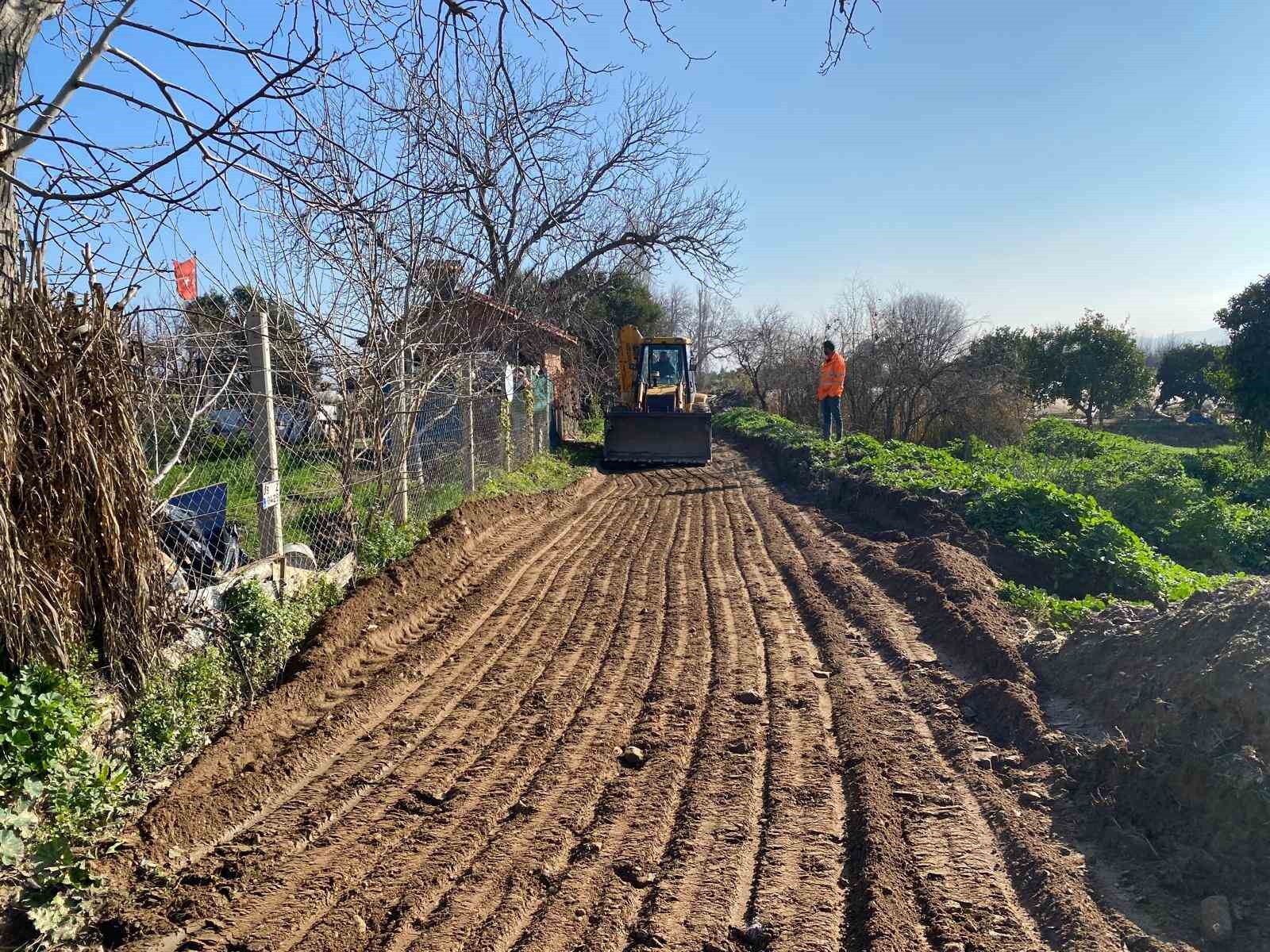 Sultanhisar’da bozulan yollar yeniden yapıyor