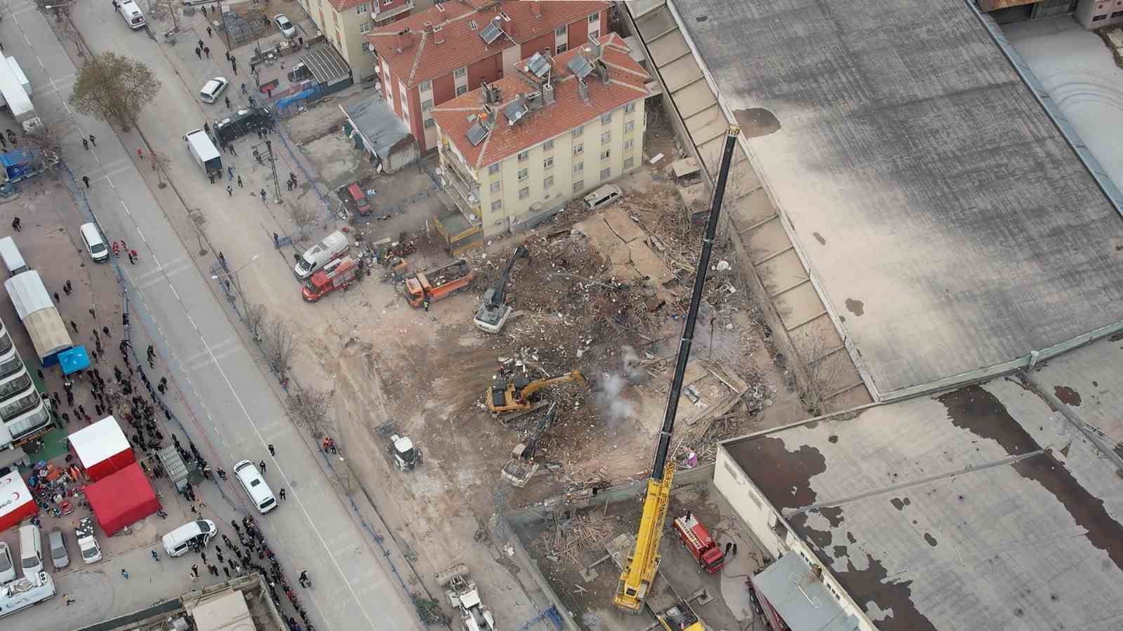 Konya’da çöken binadaki enkaz çalışmaları havadan görüntülendi