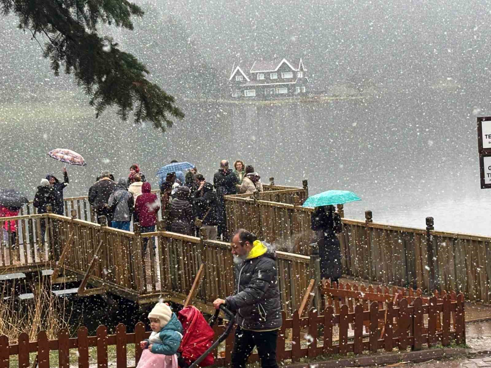 Gölcük Tabiat Parkı’nda kar yağışı etkili oluyor