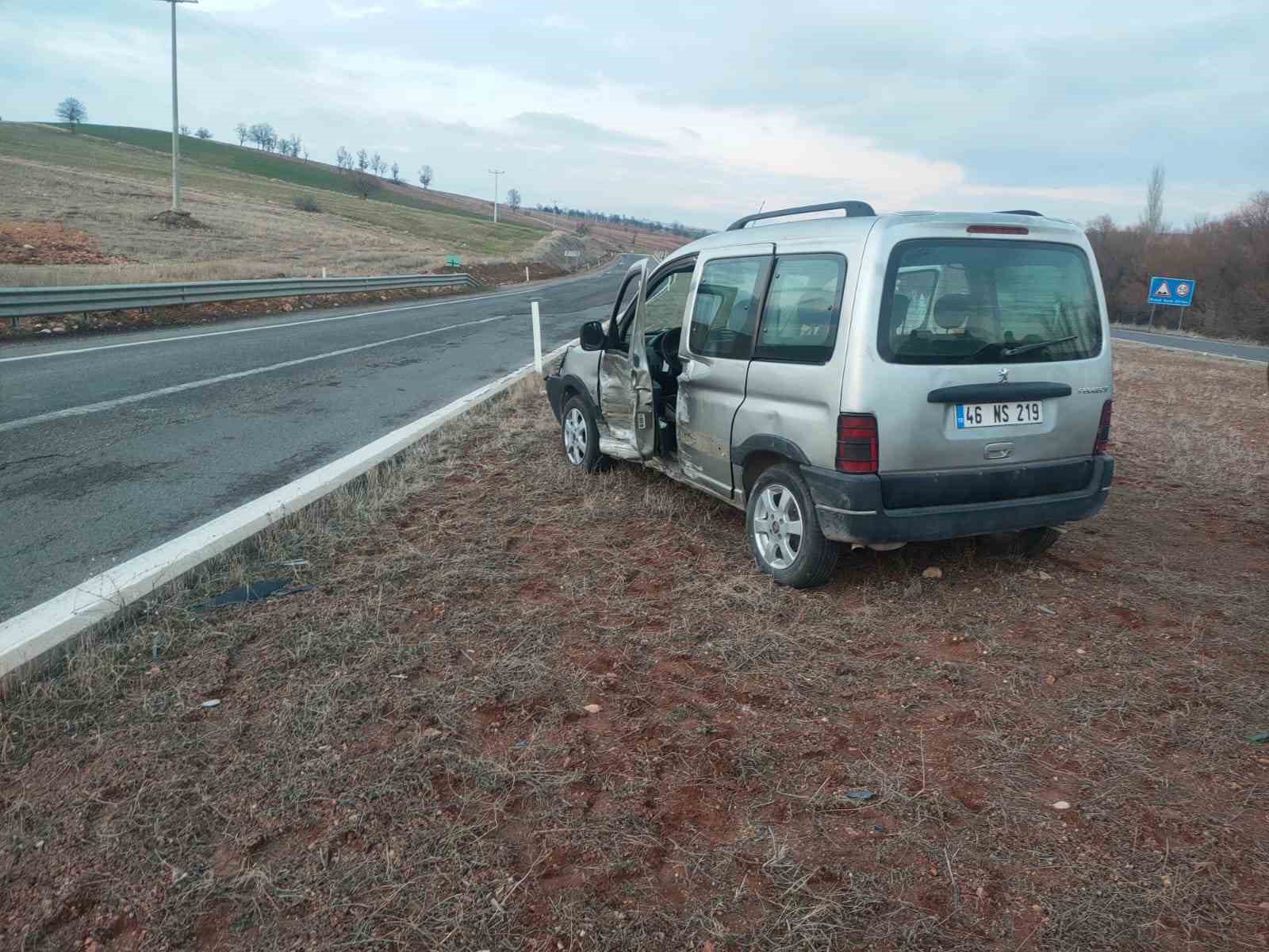 Adıyaman’da hafif ticari araçlar çarpıştı: 1 yaralı